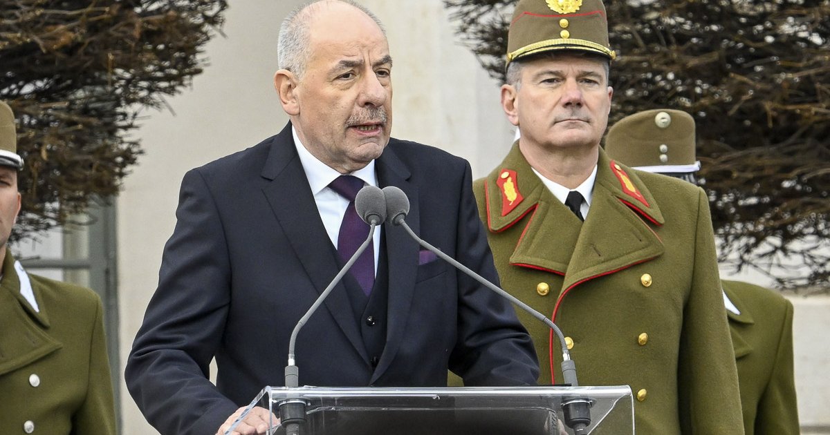 Sulyok Tamás aláírta saját menesztését